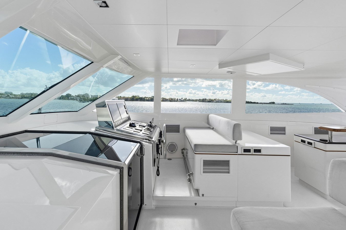 https://arconyachts.ams3.digitaloceanspaces.com/193978/conversions/large_4858274-optimize.jpg