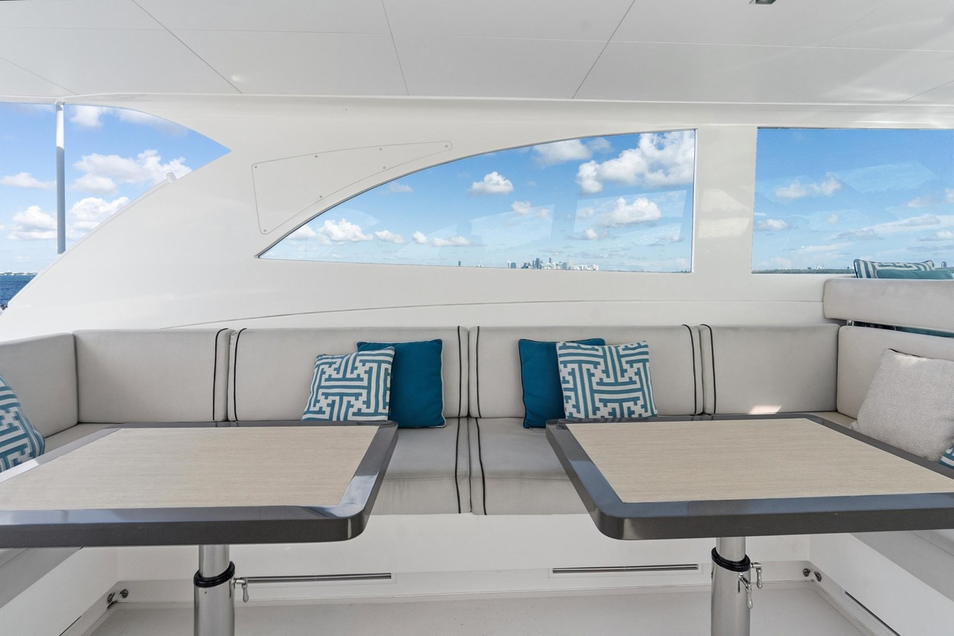 https://arconyachts.ams3.digitaloceanspaces.com/193980/conversions/large_4858275-optimize.jpg