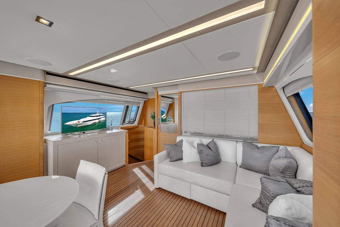 https://arconyachts.ams3.digitaloceanspaces.com/195499/conversions/large_4511639-optimize.jpg