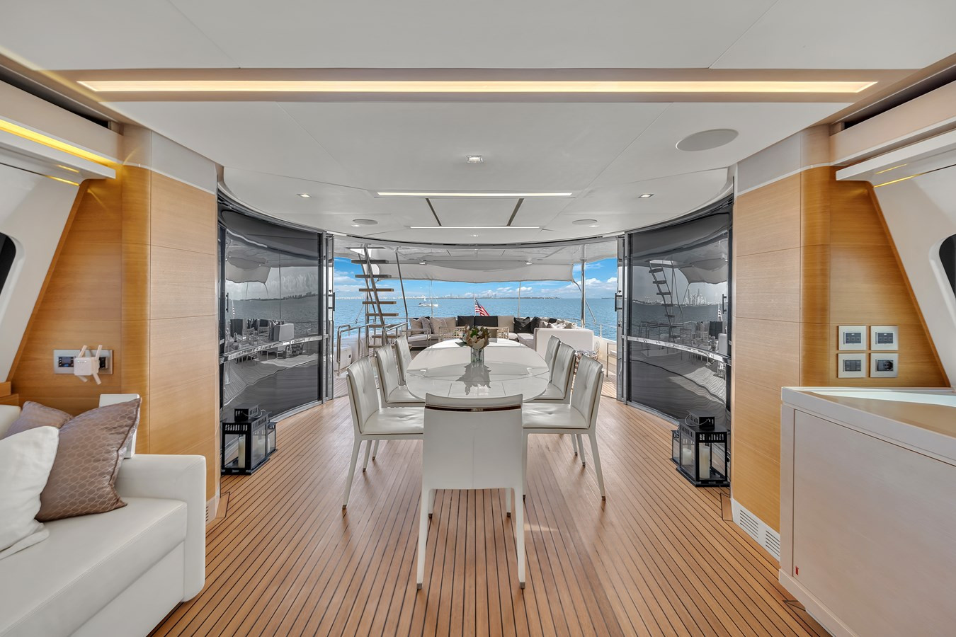 https://arconyachts.ams3.digitaloceanspaces.com/195501/conversions/large_4511640-optimize.jpg