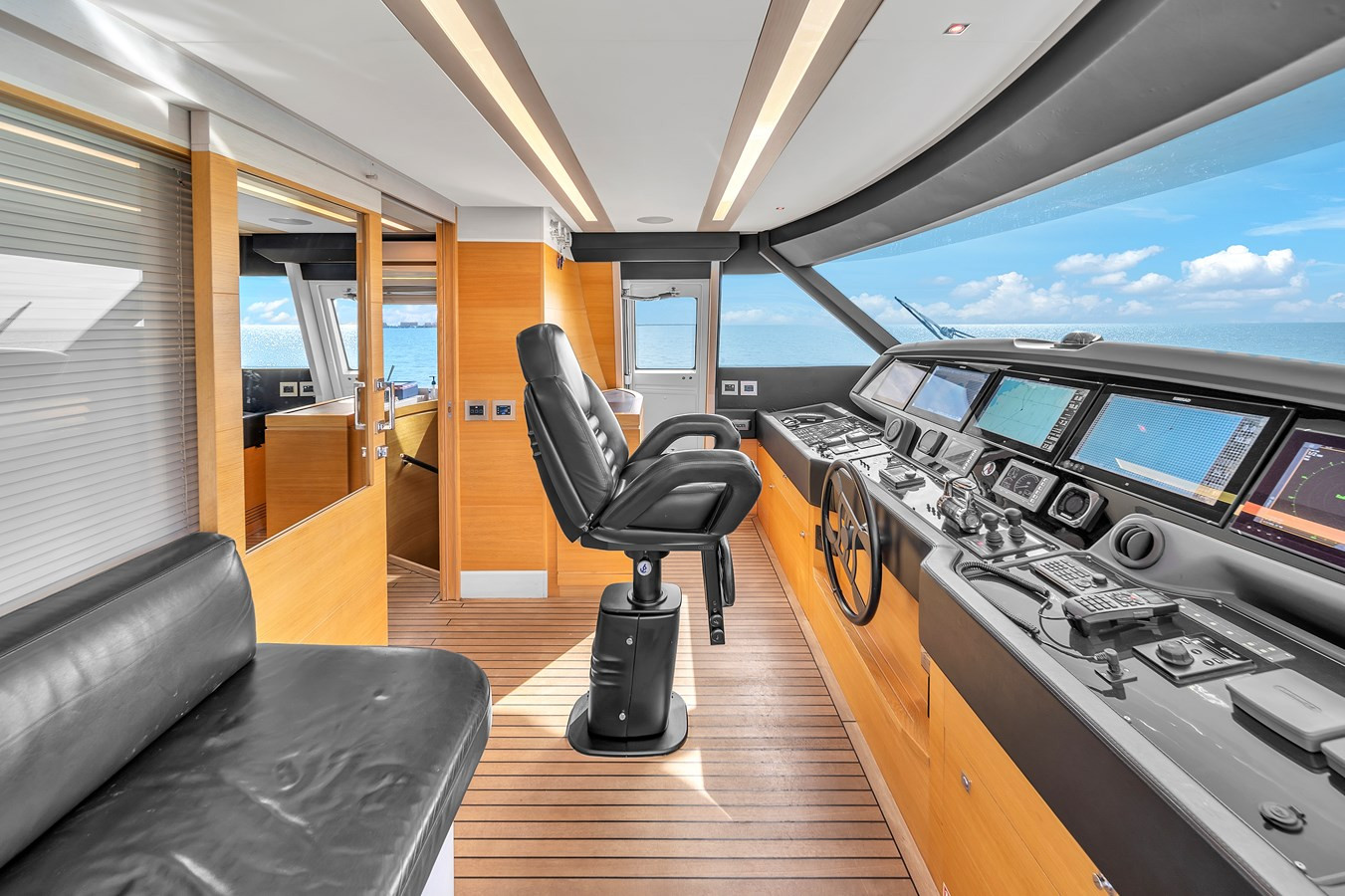 https://arconyachts.ams3.digitaloceanspaces.com/195525/conversions/large_4511652-optimize.jpg