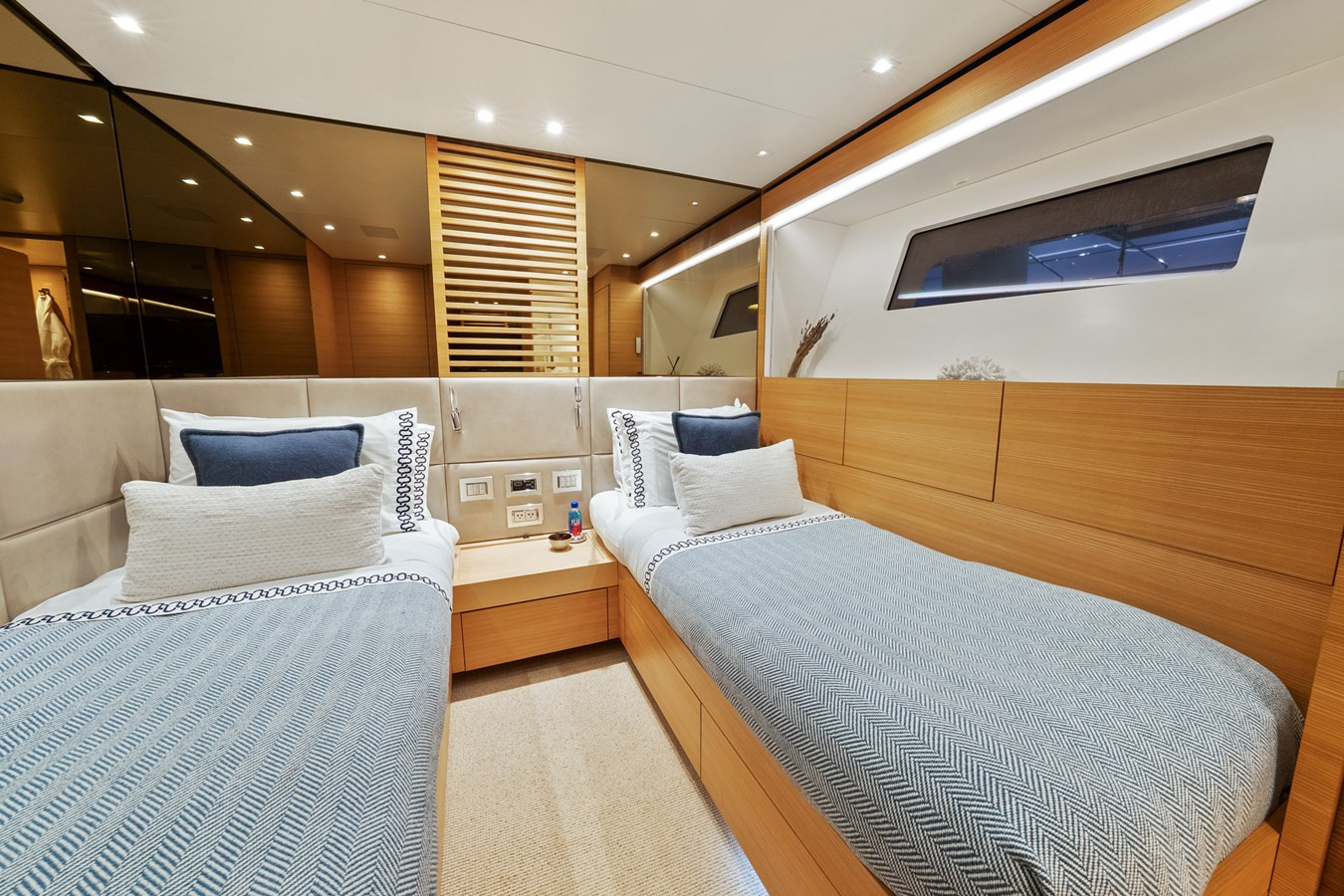 https://arconyachts.ams3.digitaloceanspaces.com/195534/conversions/large_4596131-optimize.jpg