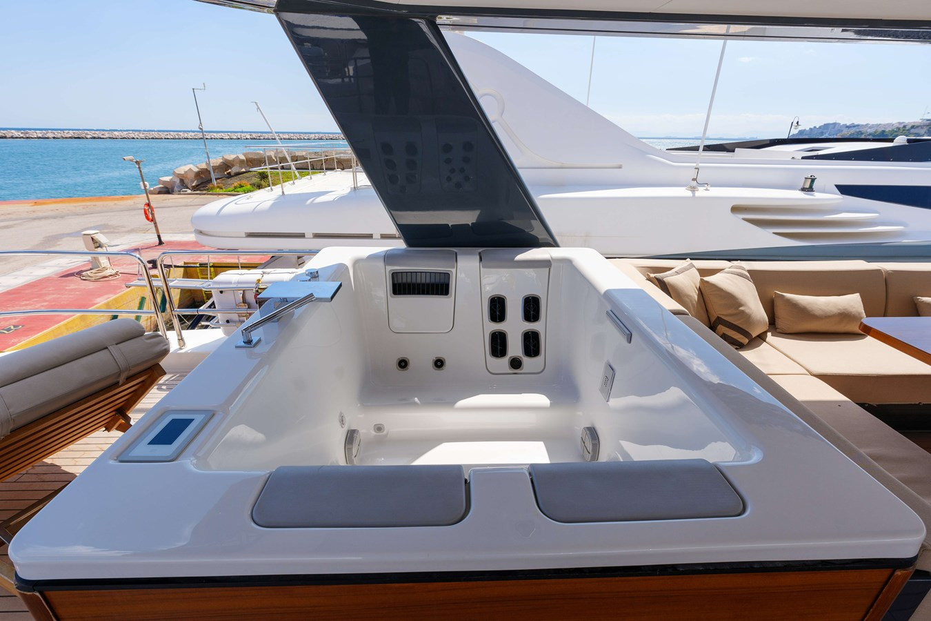 https://arconyachts.ams3.digitaloceanspaces.com/195915/conversions/large_4628652-optimize.jpg
