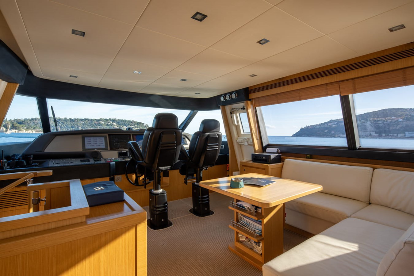 https://arconyachts.ams3.digitaloceanspaces.com/196456/conversions/large_4859622-optimize.jpg