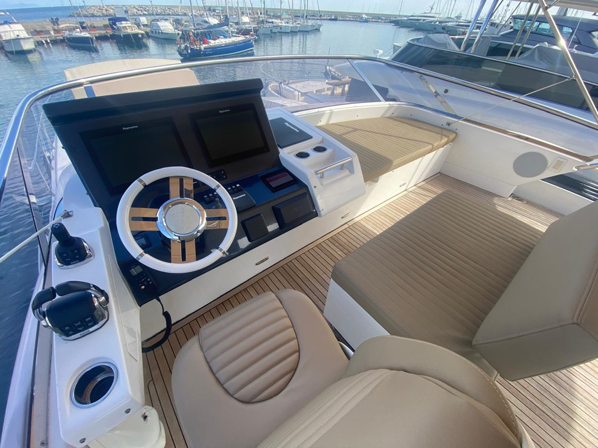 https://arconyachts.ams3.digitaloceanspaces.com/196940/conversions/large_4874537-optimize.jpg