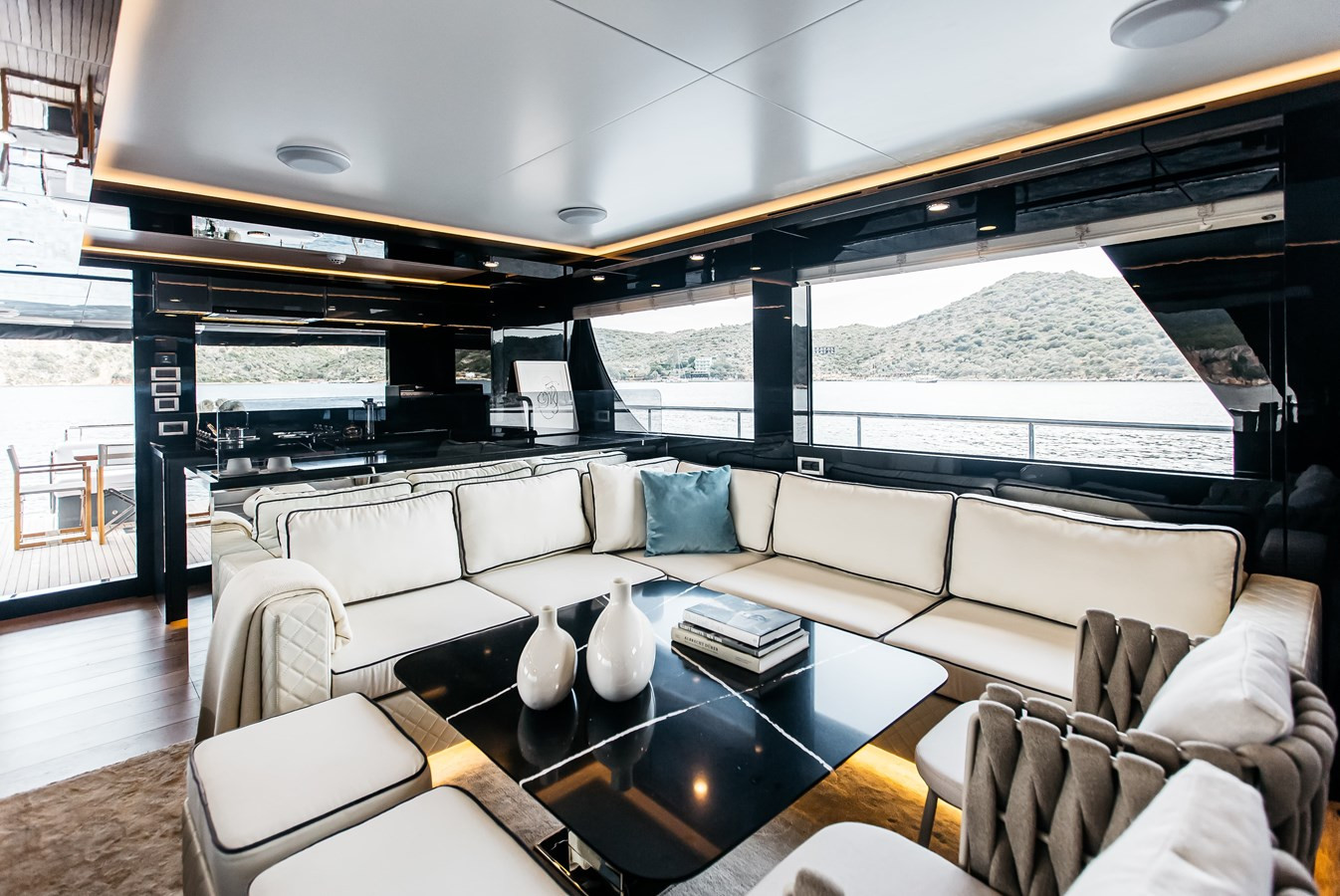 https://arconyachts.ams3.digitaloceanspaces.com/198376/conversions/large_4860445-optimize.jpg