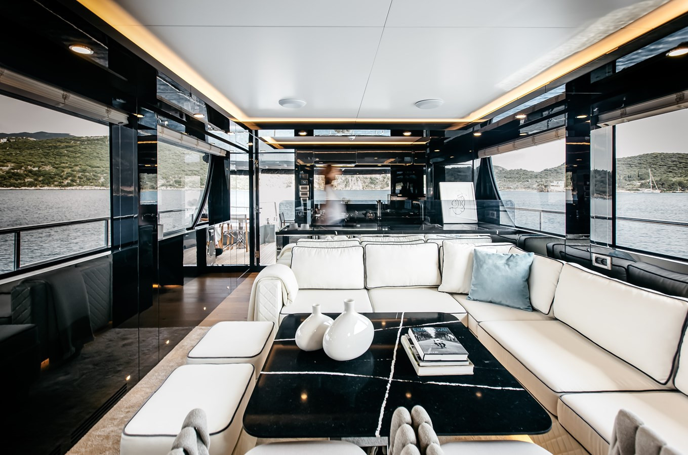 https://arconyachts.ams3.digitaloceanspaces.com/198384/conversions/large_4860449-optimize.jpg
