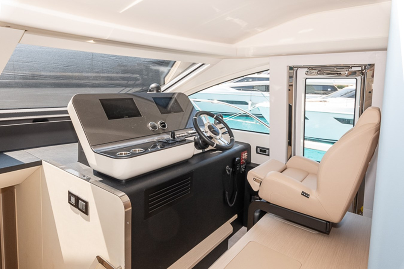 https://arconyachts.ams3.digitaloceanspaces.com/199284/conversions/large_4720989-optimize.jpg