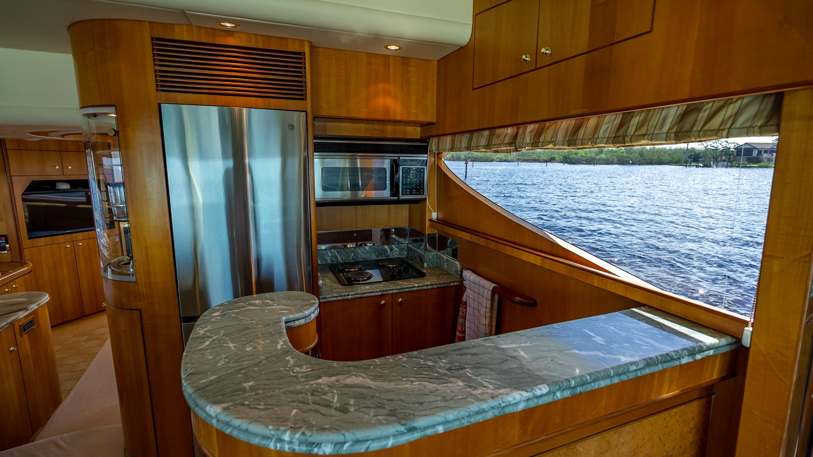 https://arconyachts.ams3.digitaloceanspaces.com/200330/conversions/large_3663725-optimize.jpg