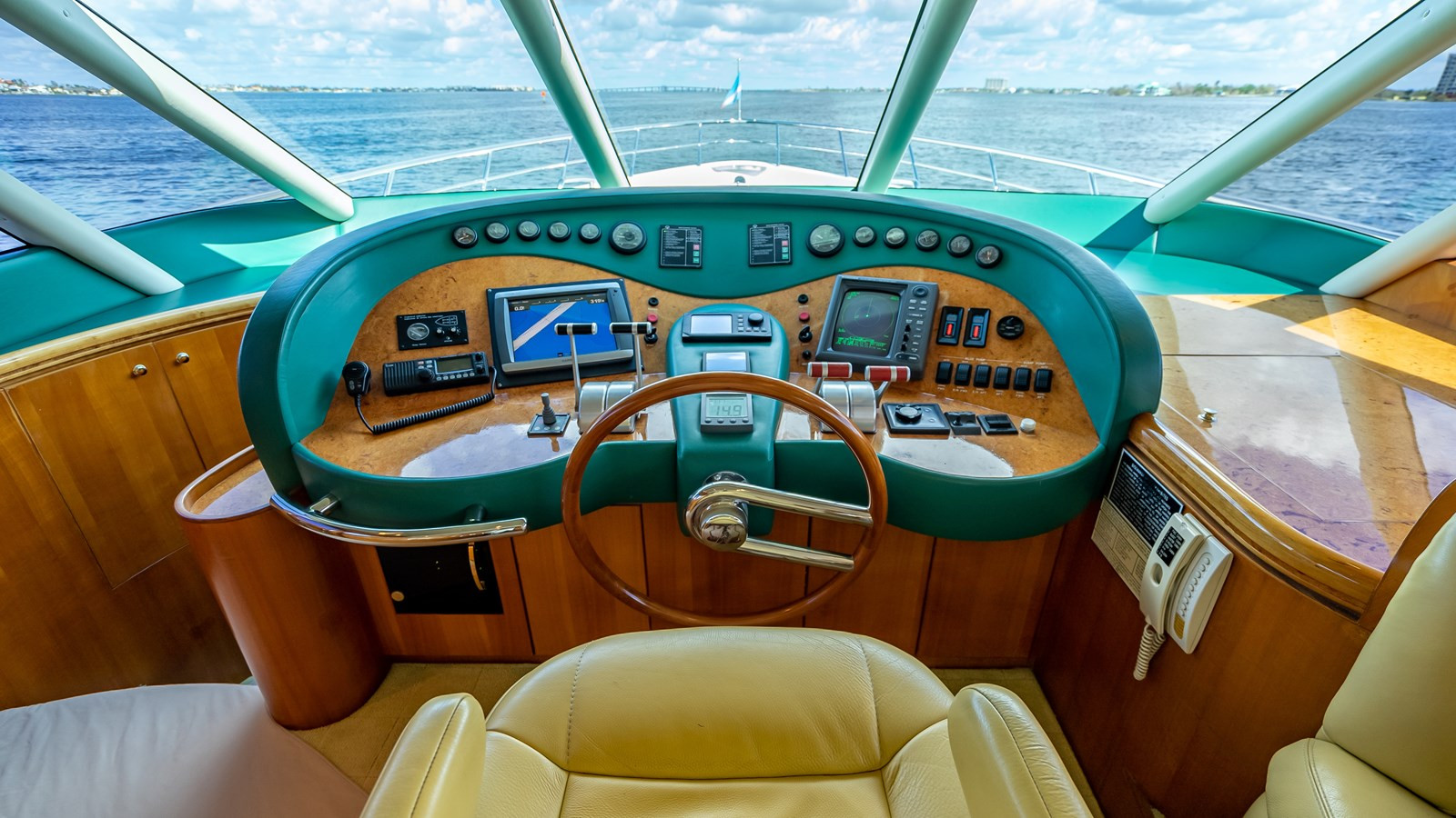 https://arconyachts.ams3.digitaloceanspaces.com/200348/conversions/large_3663734-optimize.jpg