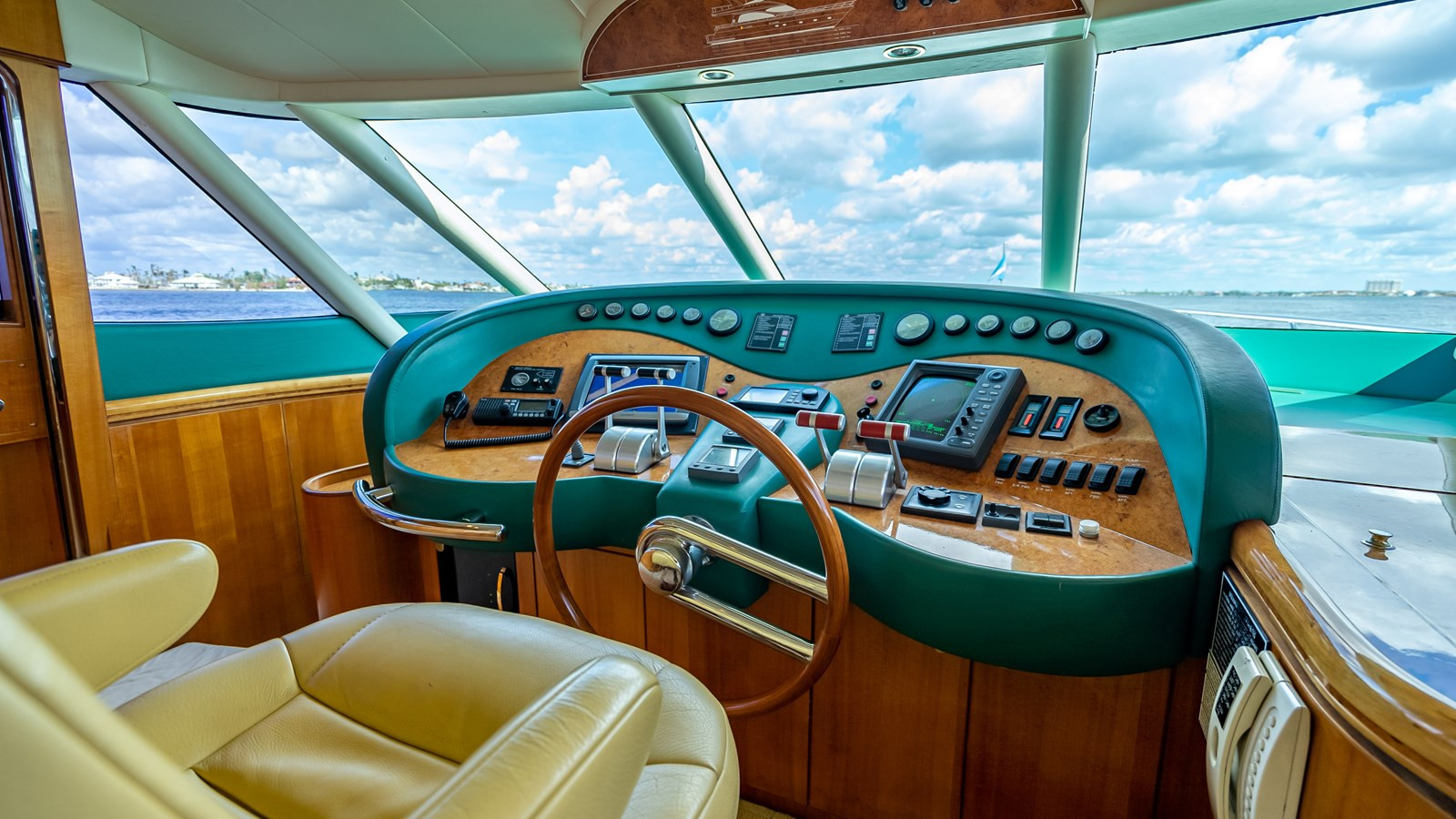 https://arconyachts.ams3.digitaloceanspaces.com/200350/conversions/large_3663735-optimize.jpg