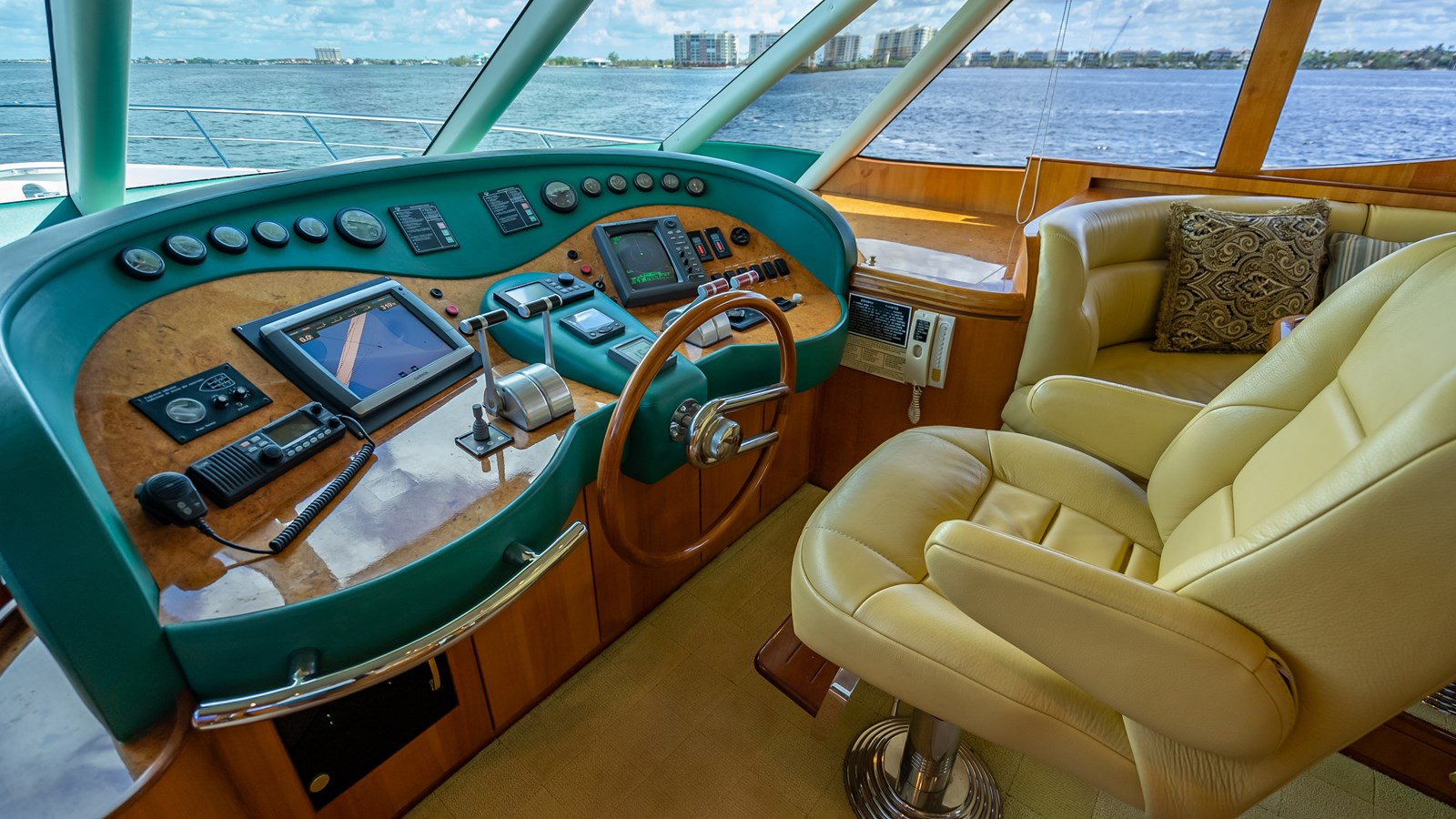 https://arconyachts.ams3.digitaloceanspaces.com/200353/conversions/large_3663736-optimize.jpg