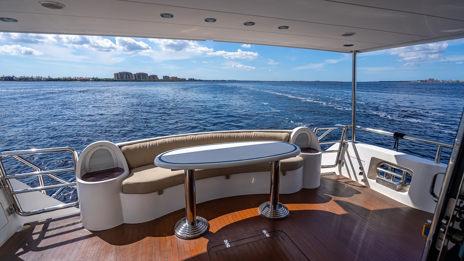 https://arconyachts.ams3.digitaloceanspaces.com/200361/conversions/large_3663740-optimize.jpg