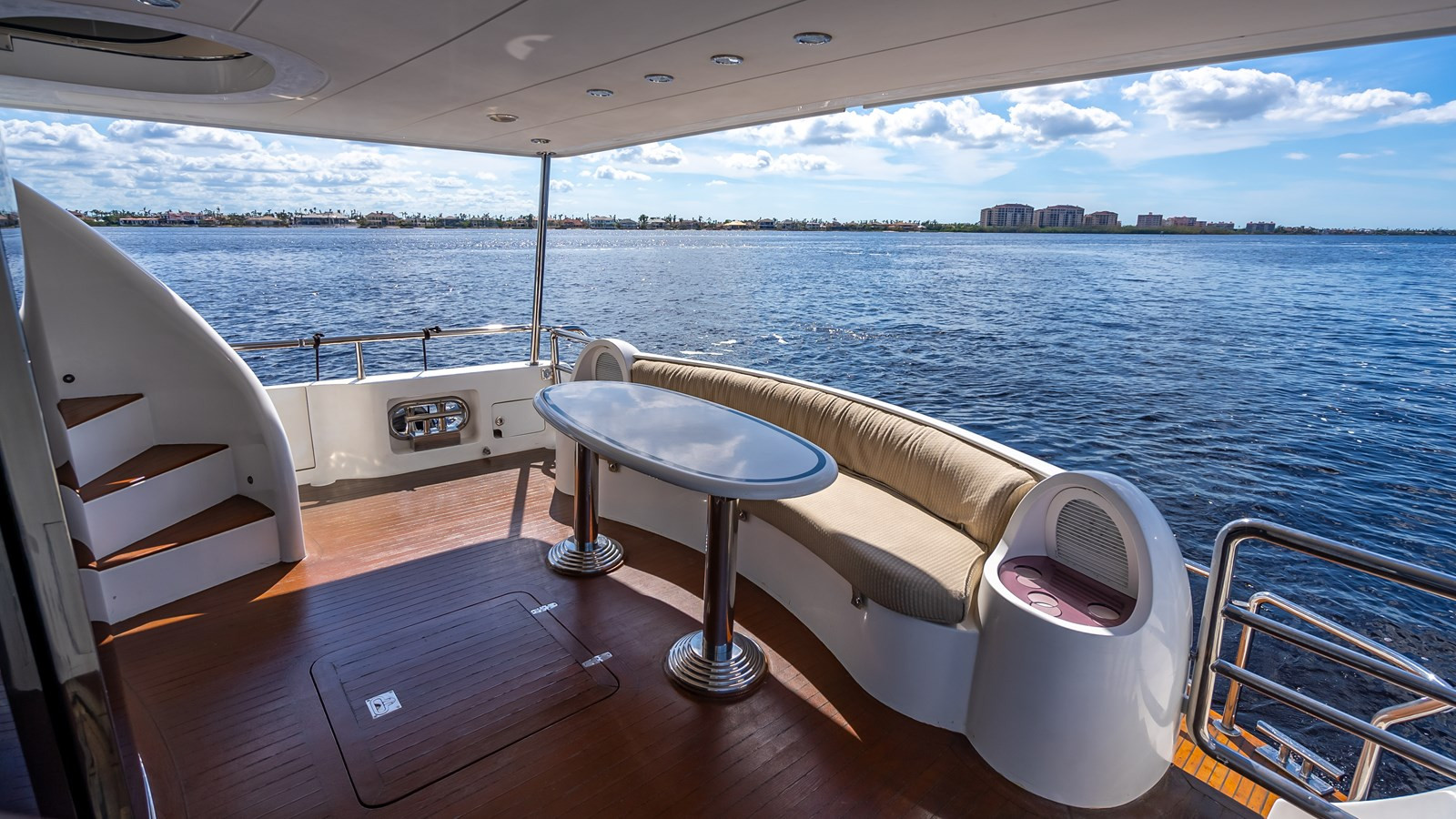 https://arconyachts.ams3.digitaloceanspaces.com/200365/conversions/large_3663742-optimize.jpg