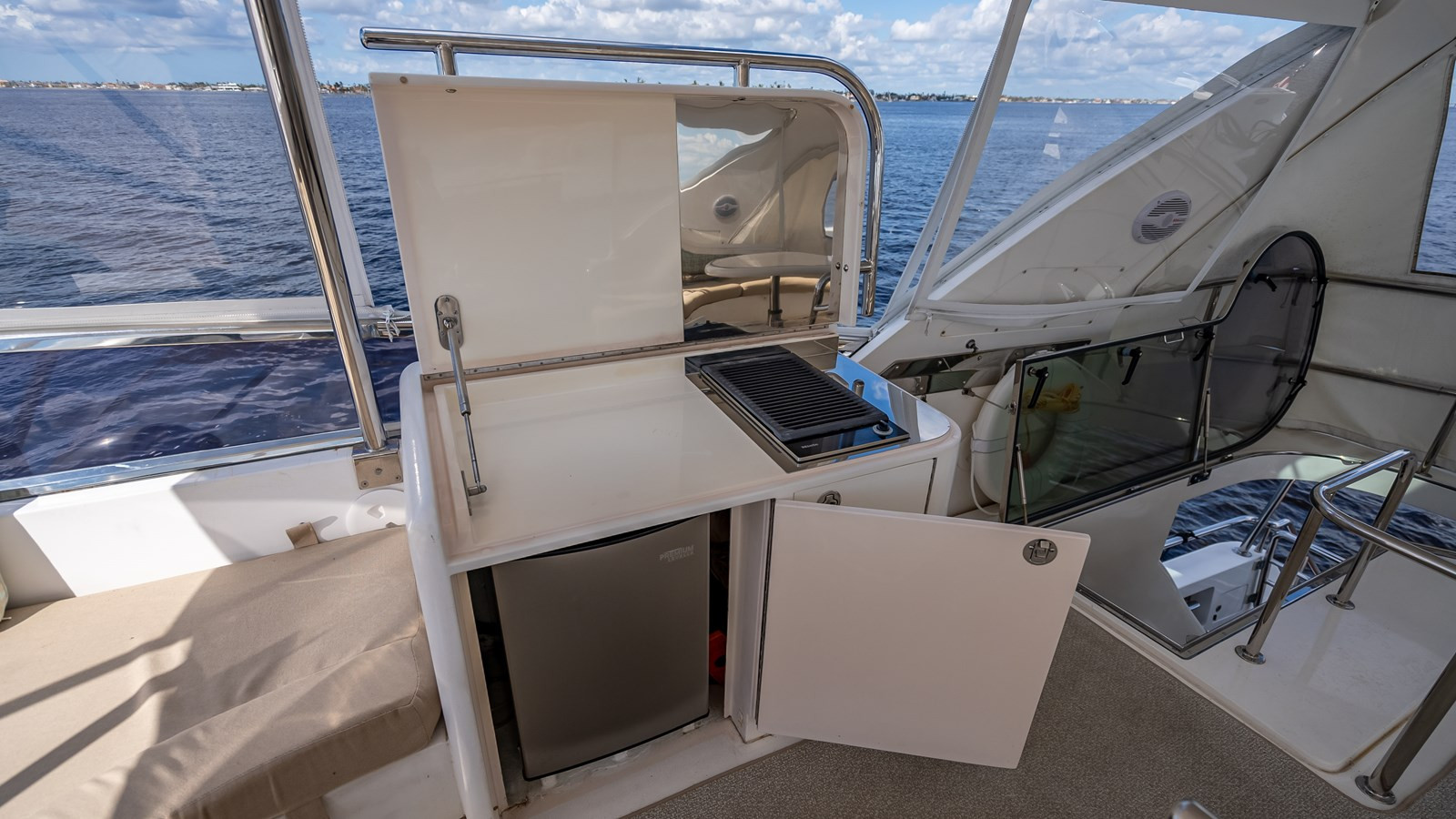 https://arconyachts.ams3.digitaloceanspaces.com/200391/conversions/large_3663757-optimize.jpg
