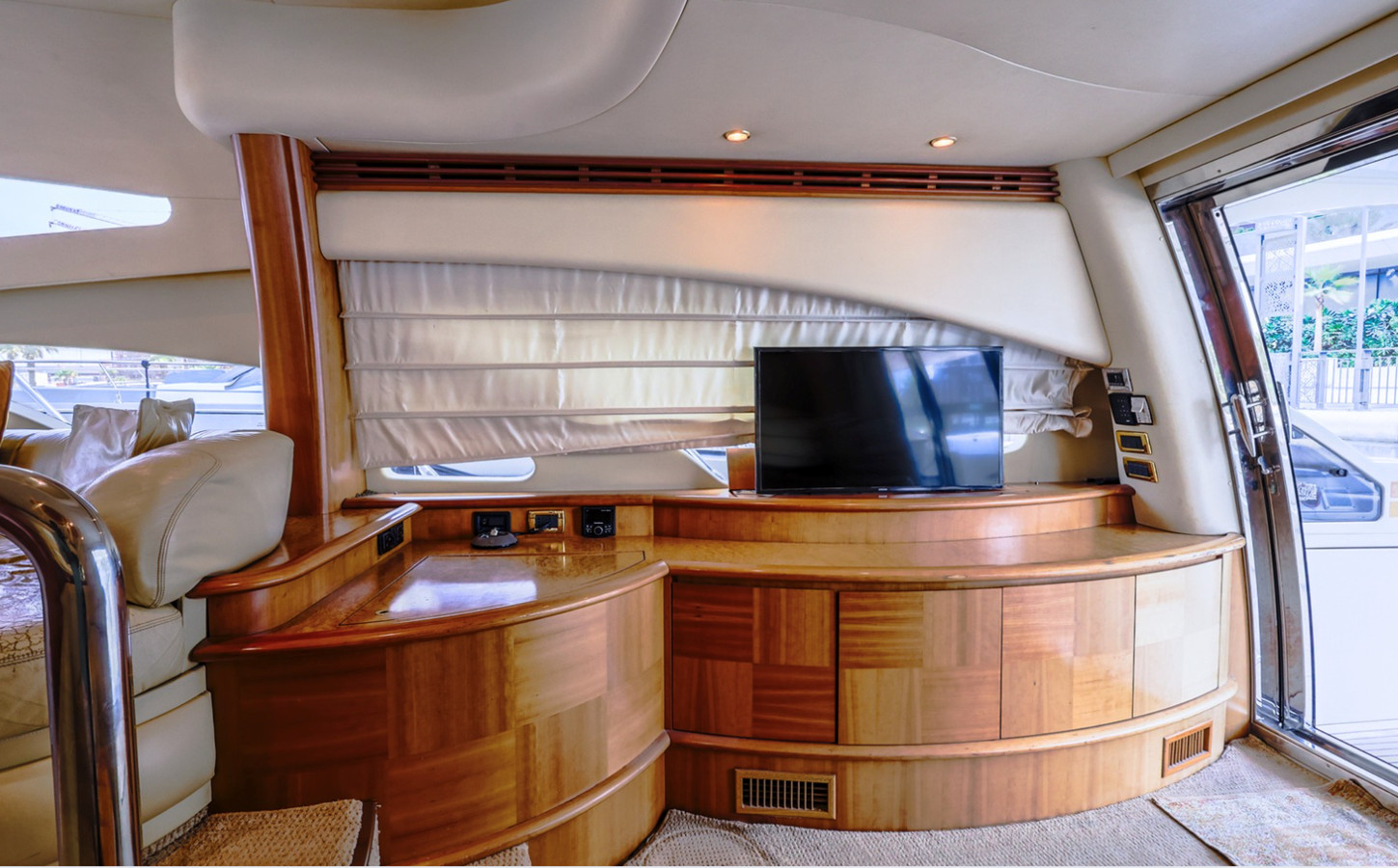 https://arconyachts.ams3.digitaloceanspaces.com/201250/conversions/large_4860185-optimize.jpg