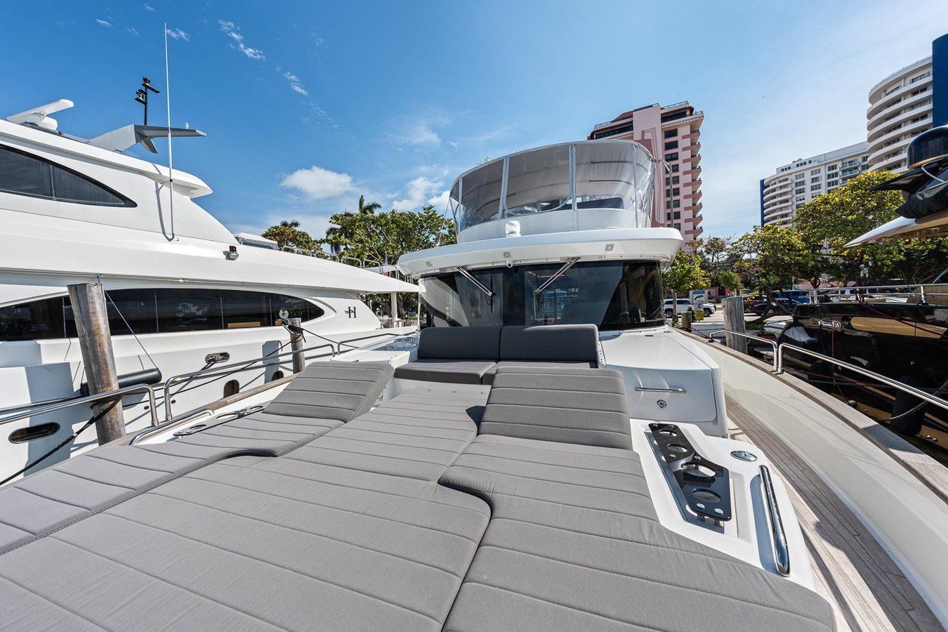 https://arconyachts.ams3.digitaloceanspaces.com/201401/conversions/large_4580394-optimize.jpg