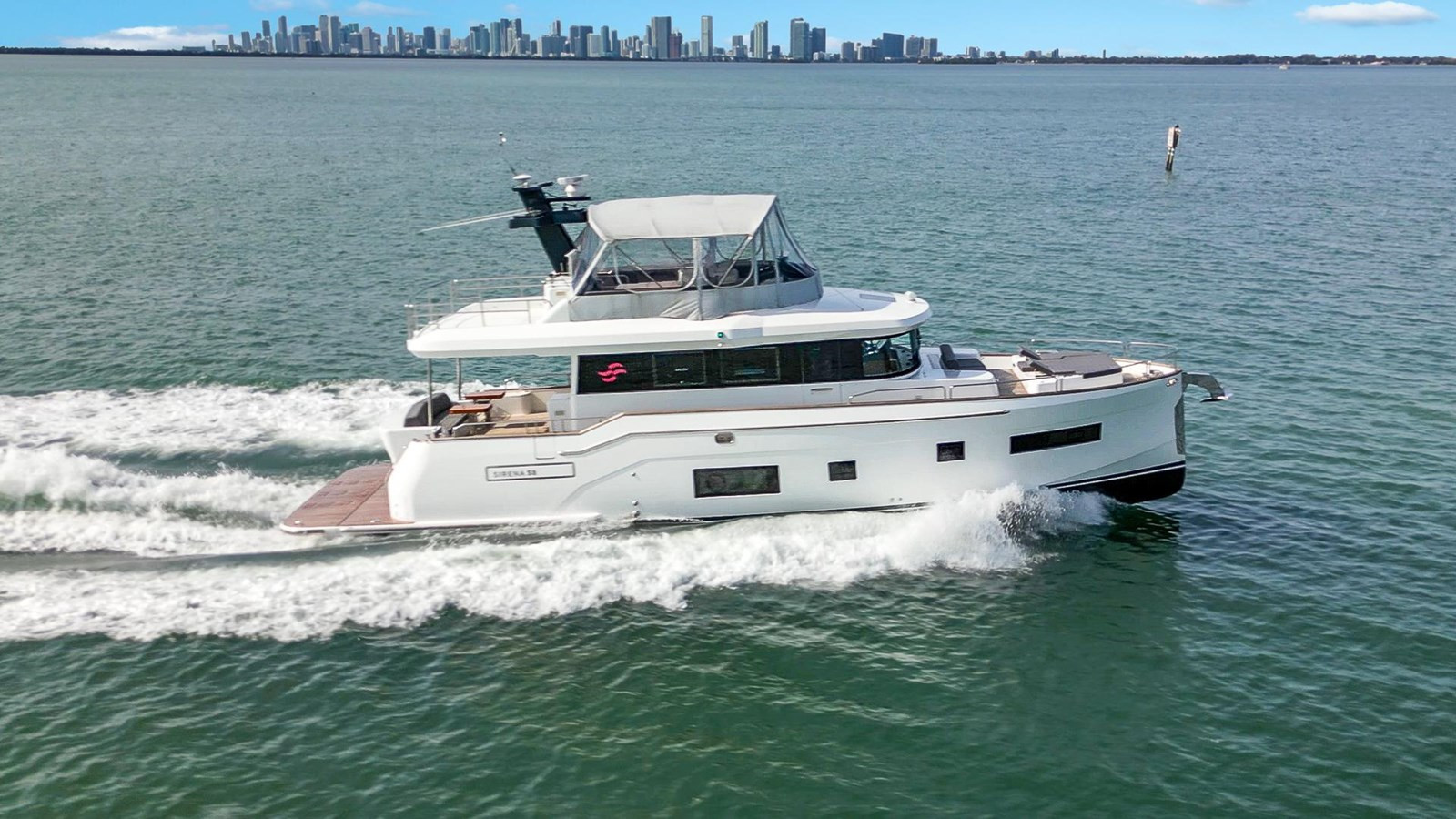https://arconyachts.ams3.digitaloceanspaces.com/201413/conversions/large_4580400-optimize.jpg