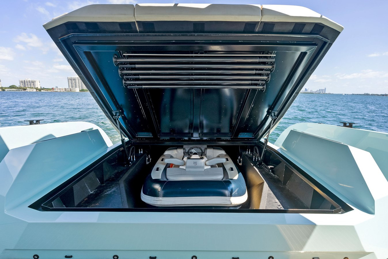 https://arconyachts.ams3.digitaloceanspaces.com/202337/conversions/large_4168414-optimize.jpg