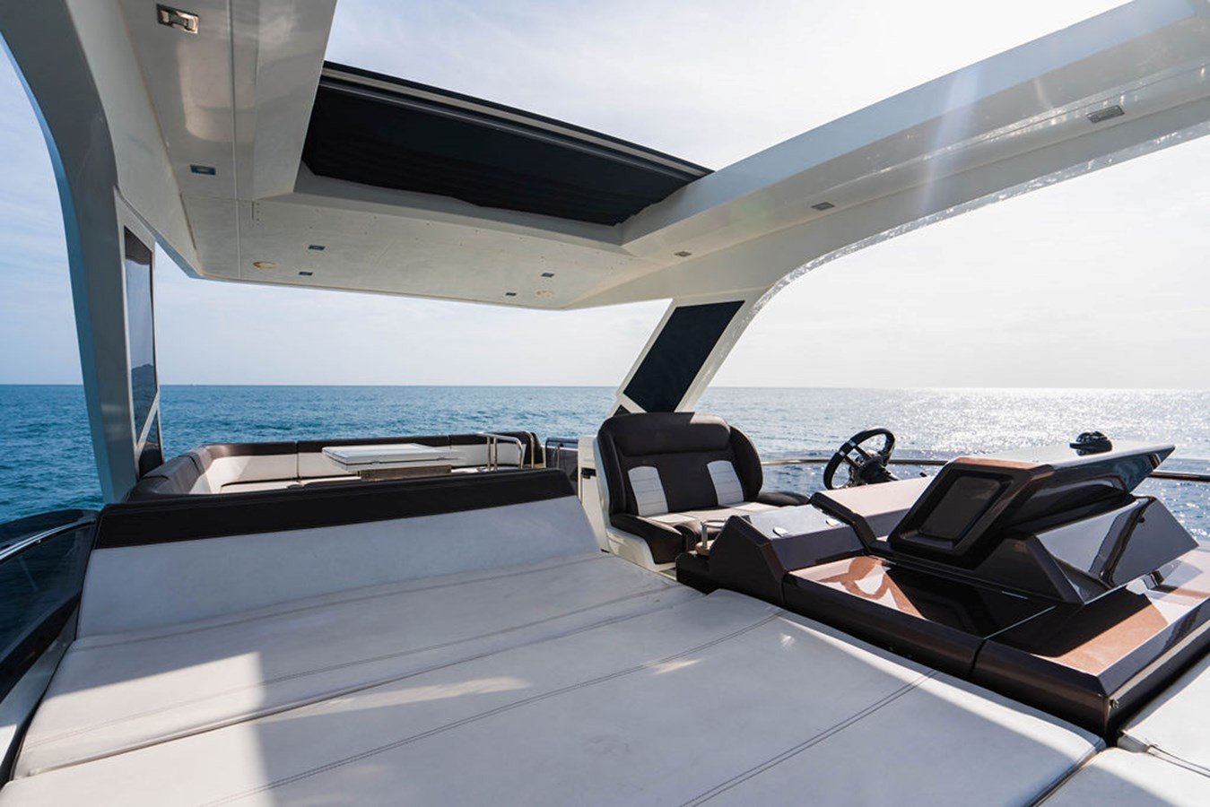 https://arconyachts.ams3.digitaloceanspaces.com/202458/conversions/large_4394195-optimize.jpg