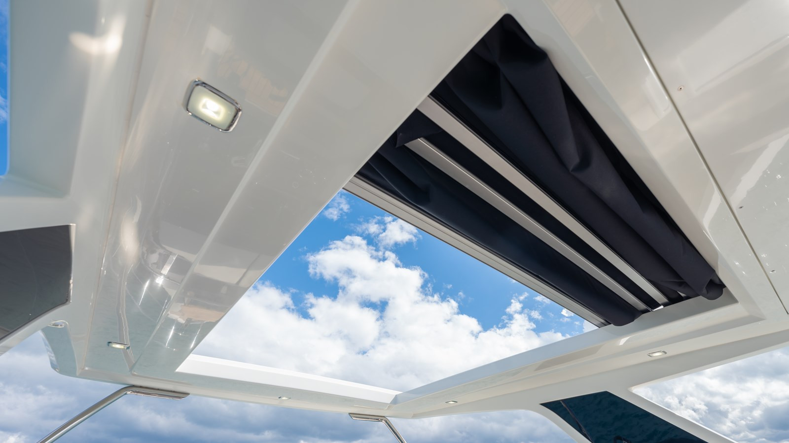 https://arconyachts.ams3.digitaloceanspaces.com/204052/conversions/large_4864202-optimize.jpg