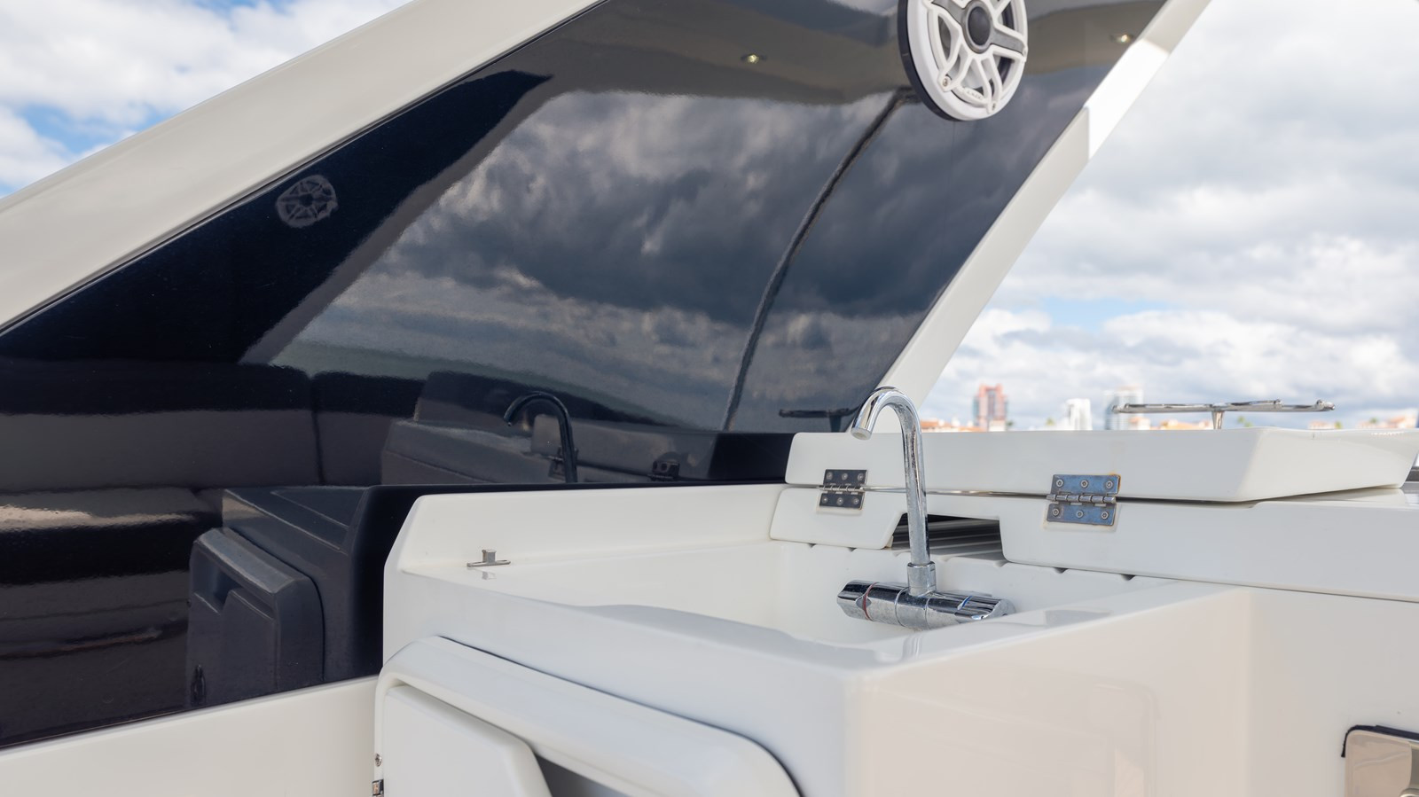 https://arconyachts.ams3.digitaloceanspaces.com/204054/conversions/large_4864203-optimize.jpg