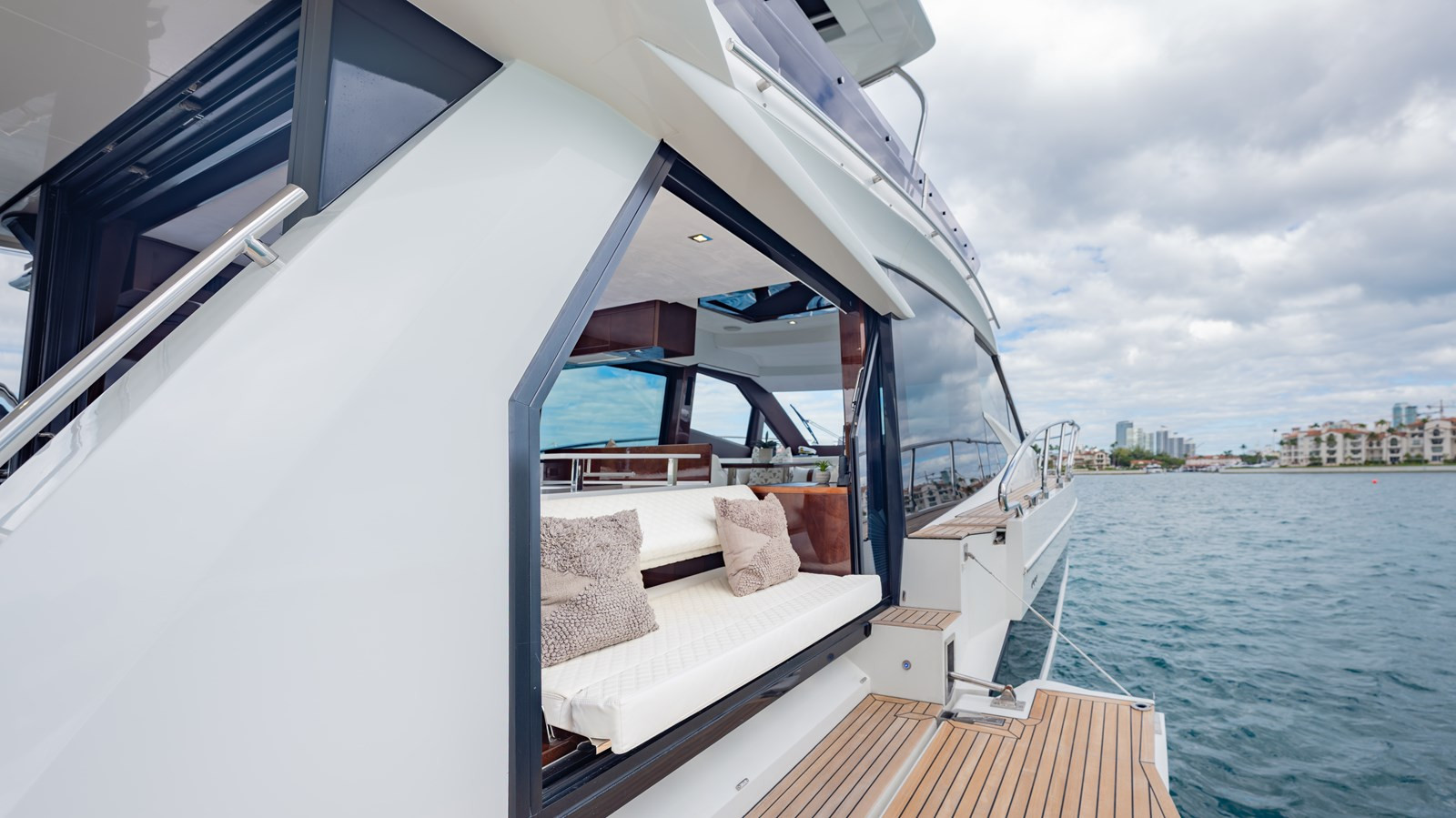 https://arconyachts.ams3.digitaloceanspaces.com/204067/conversions/large_4864212-optimize.jpg