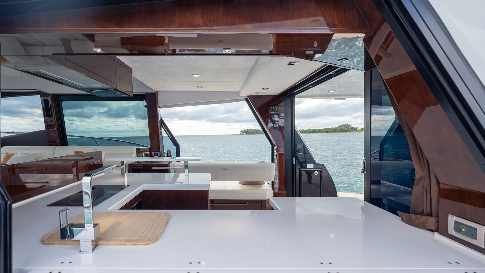 https://arconyachts.ams3.digitaloceanspaces.com/204071/conversions/large_4864214-optimize.jpg