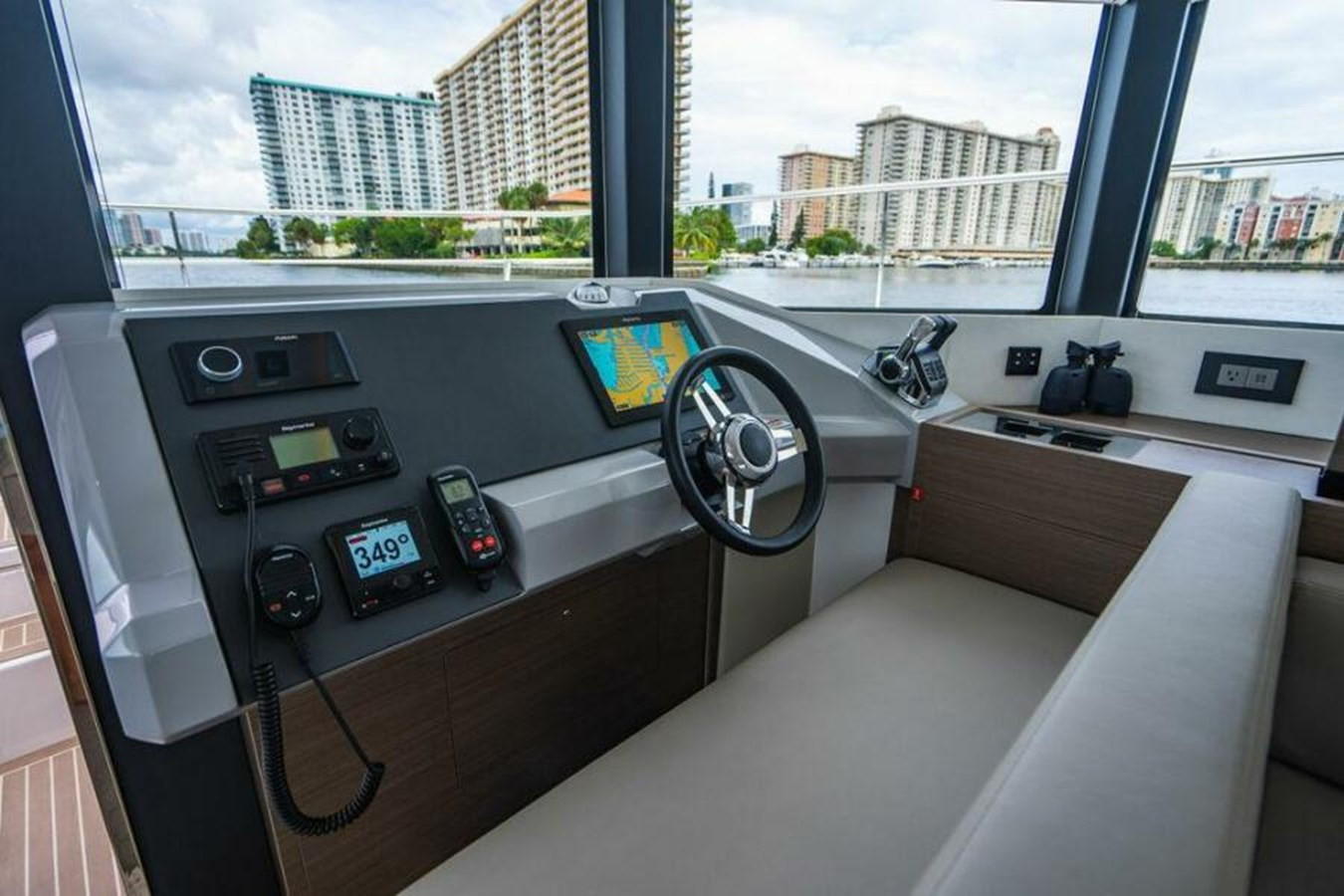 https://arconyachts.ams3.digitaloceanspaces.com/204121/conversions/large_3931717-optimize.jpg