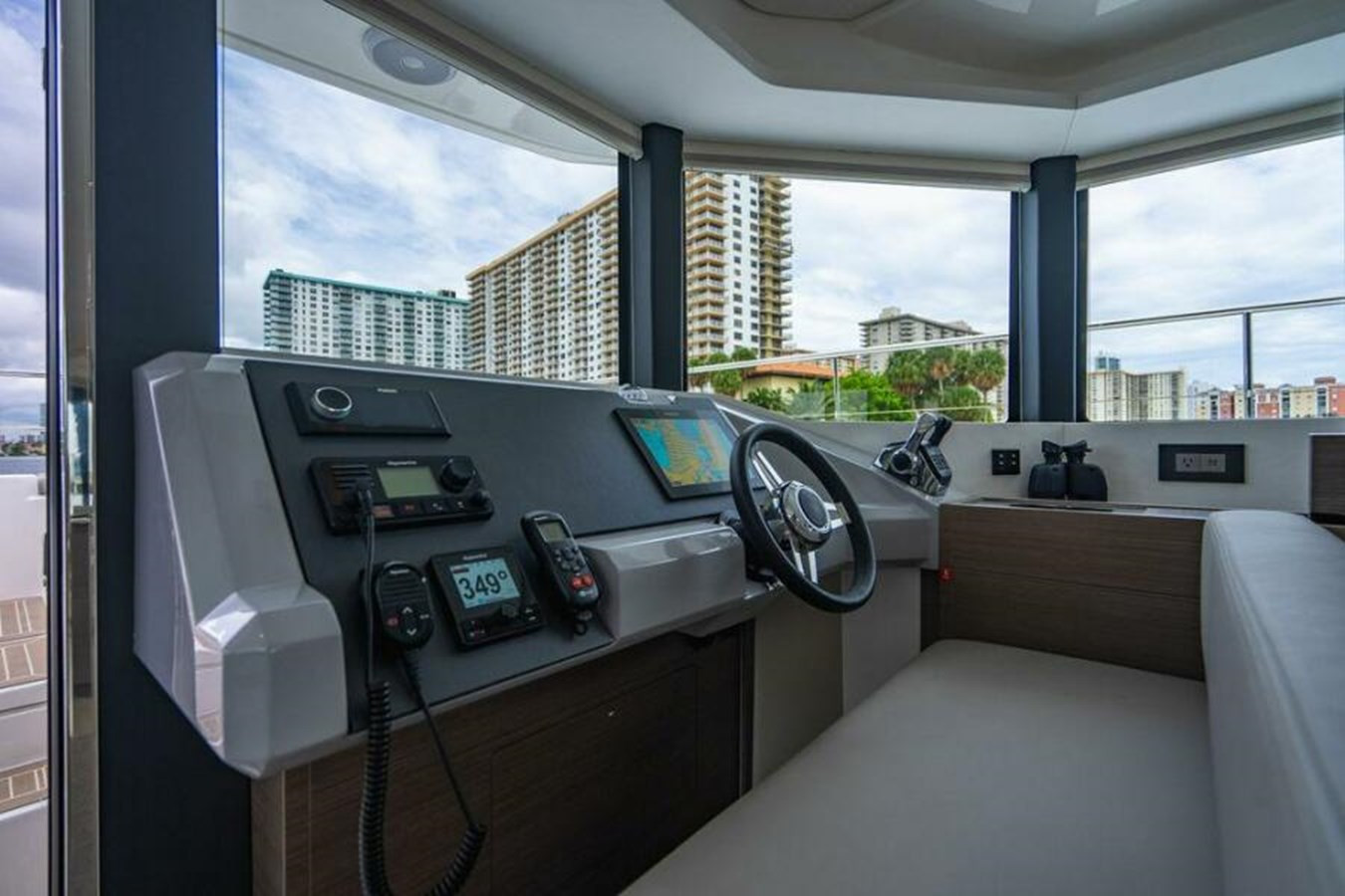 https://arconyachts.ams3.digitaloceanspaces.com/204131/conversions/large_3931722-optimize.jpg