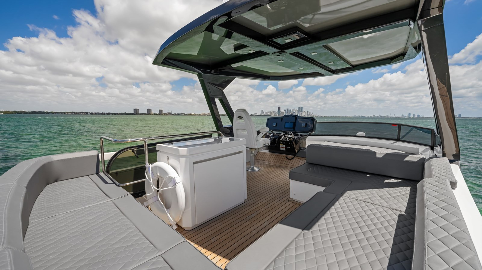 https://arconyachts.ams3.digitaloceanspaces.com/204495/conversions/large_4185929-optimize.jpg