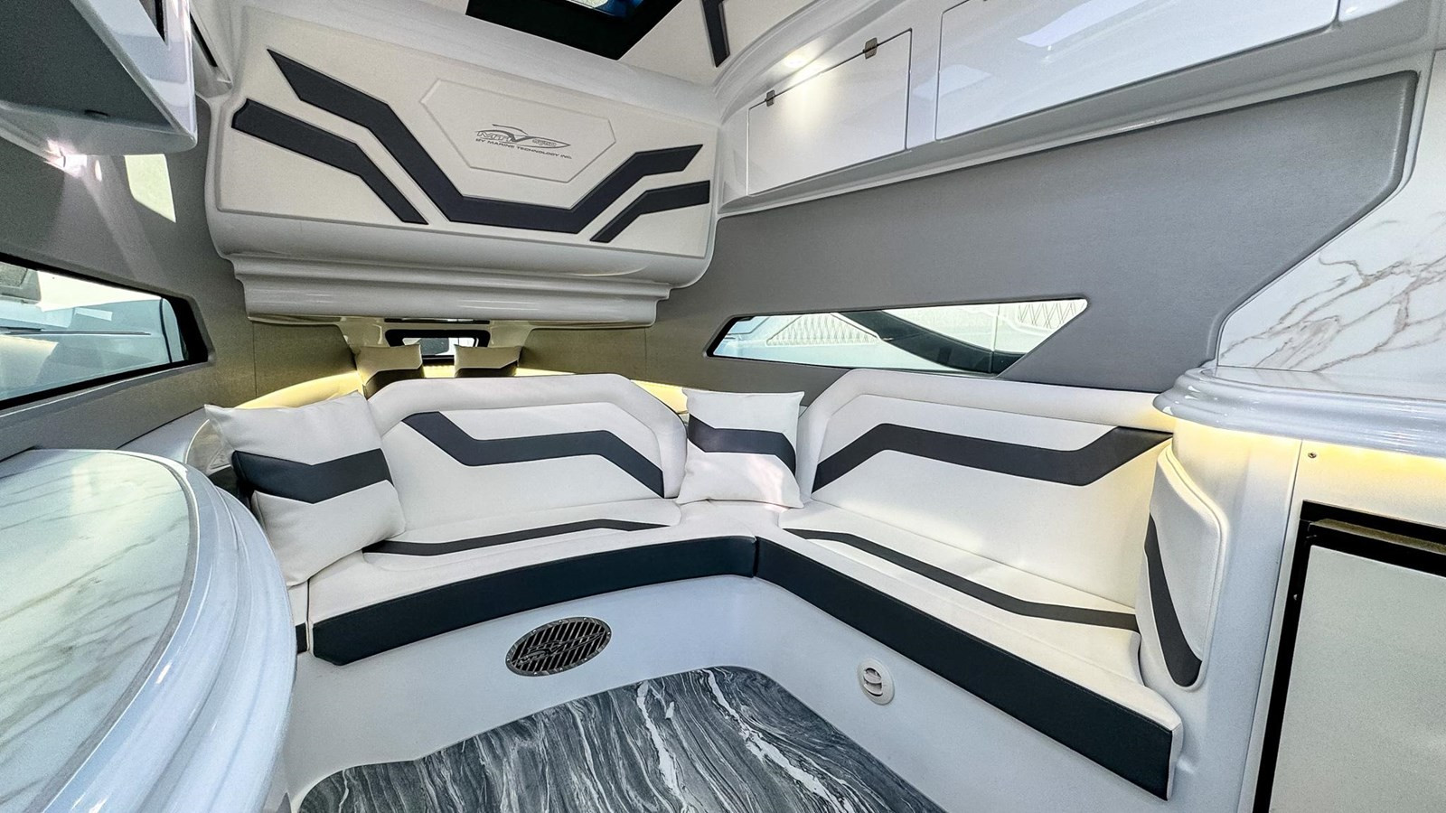 https://arconyachts.ams3.digitaloceanspaces.com/205116/conversions/large_4241840-optimize.jpg