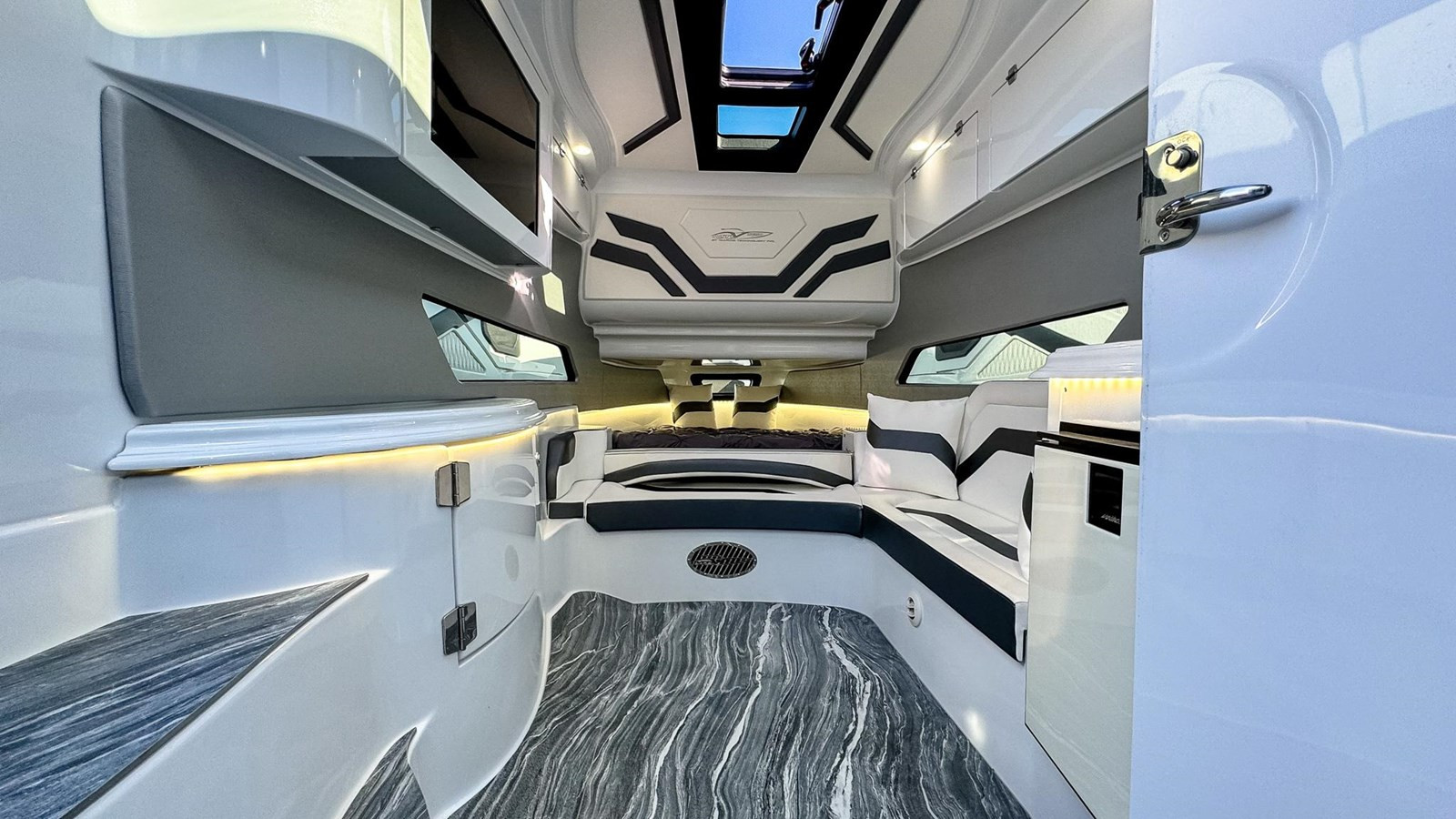 https://arconyachts.ams3.digitaloceanspaces.com/205121/conversions/large_4243122-optimize.jpg