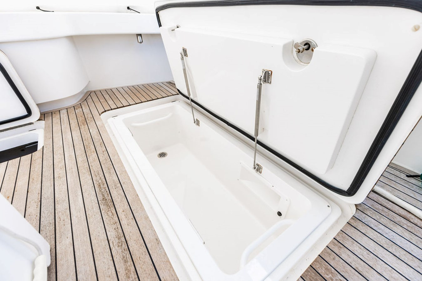https://arconyachts.ams3.digitaloceanspaces.com/206484/conversions/large_4383357-optimize.jpg