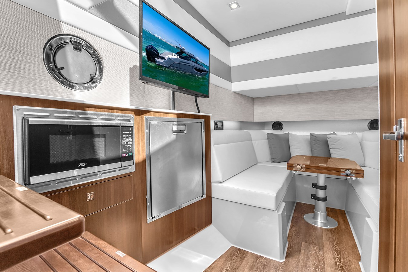 https://arconyachts.ams3.digitaloceanspaces.com/207433/conversions/large_4597929-optimize.jpg