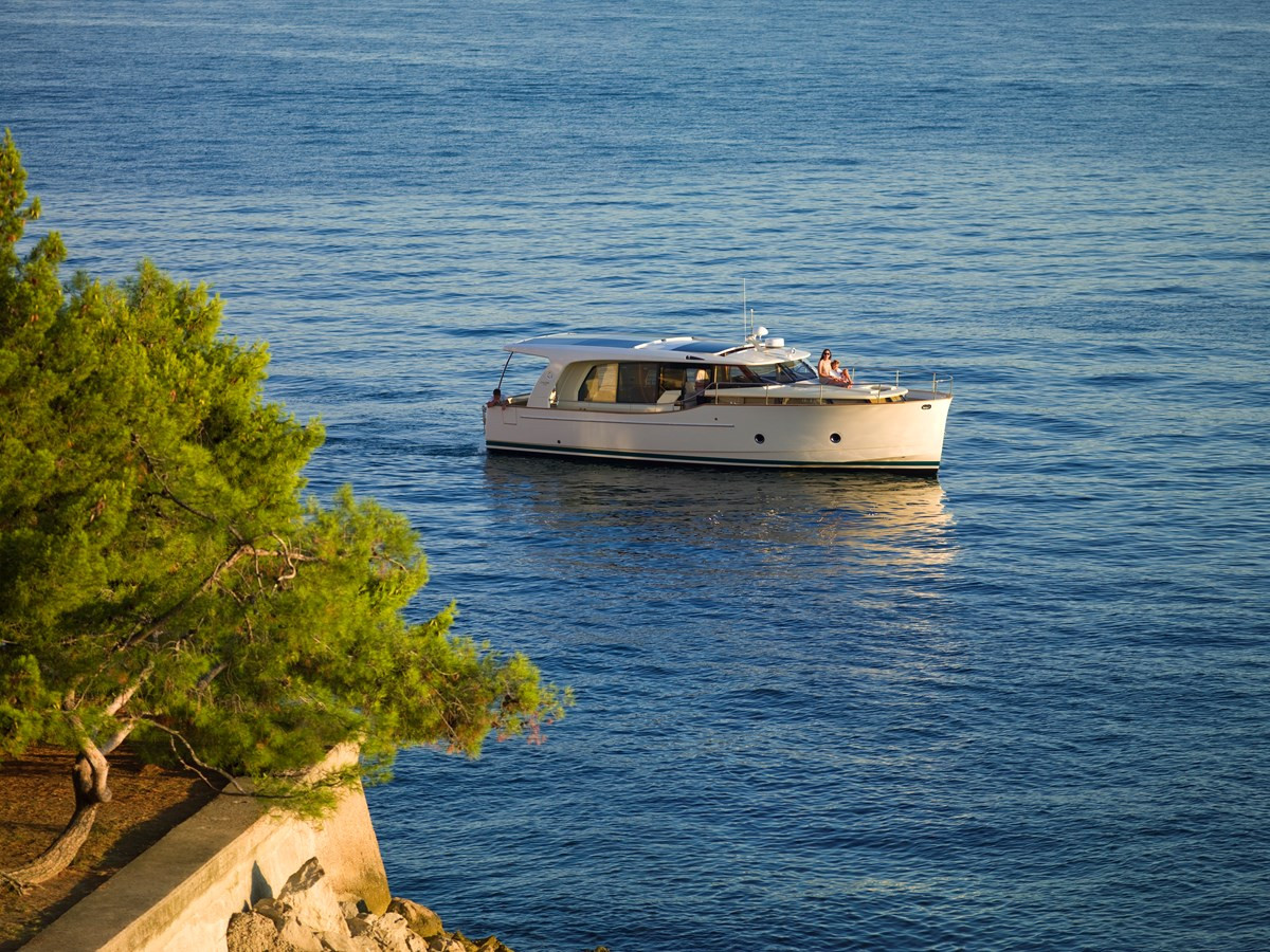 GREENLINE 40 HYBRID YACHT 