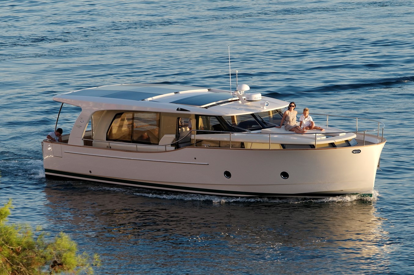 GREENLINE 40 HYBRID YACHT 