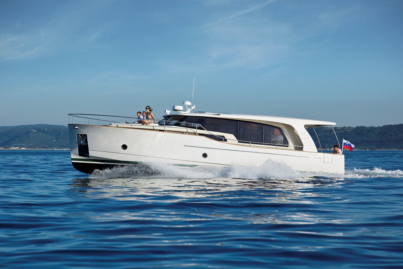 GREENLINE 40 HYBRID YACHT 