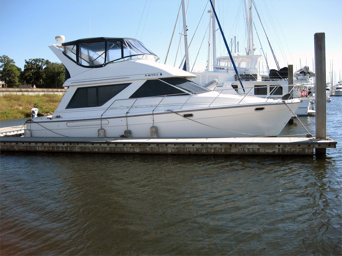 39' BAYLINER 2001 3988 COMMAND BRIDGE