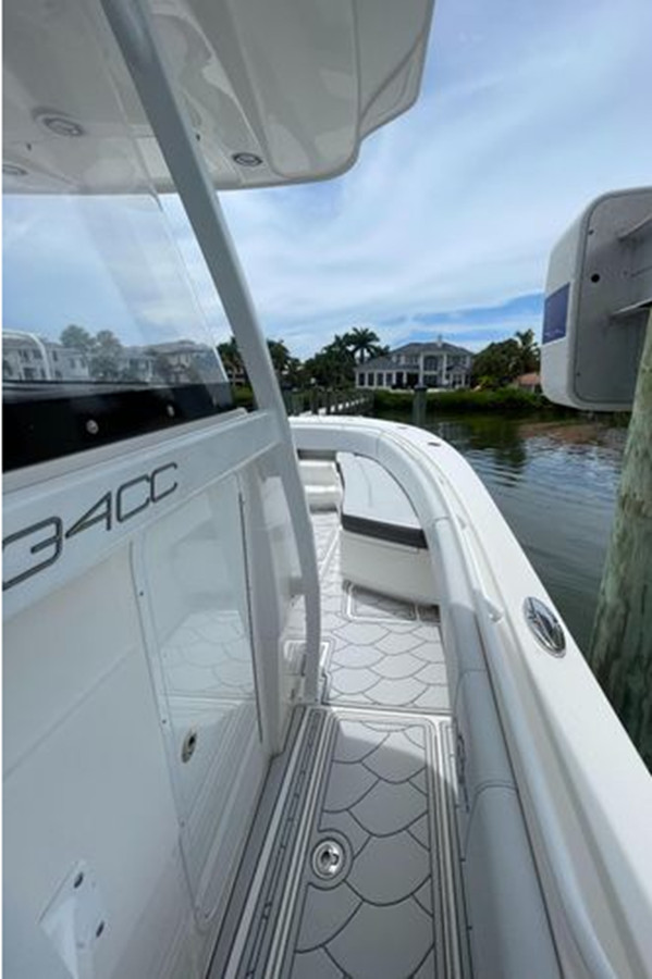 https://arconyachts.ams3.digitaloceanspaces.com/208982/conversions/large_3940256-optimize.jpg