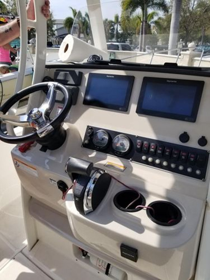 2018 BOSTON WHALER DAUNTLESS 240