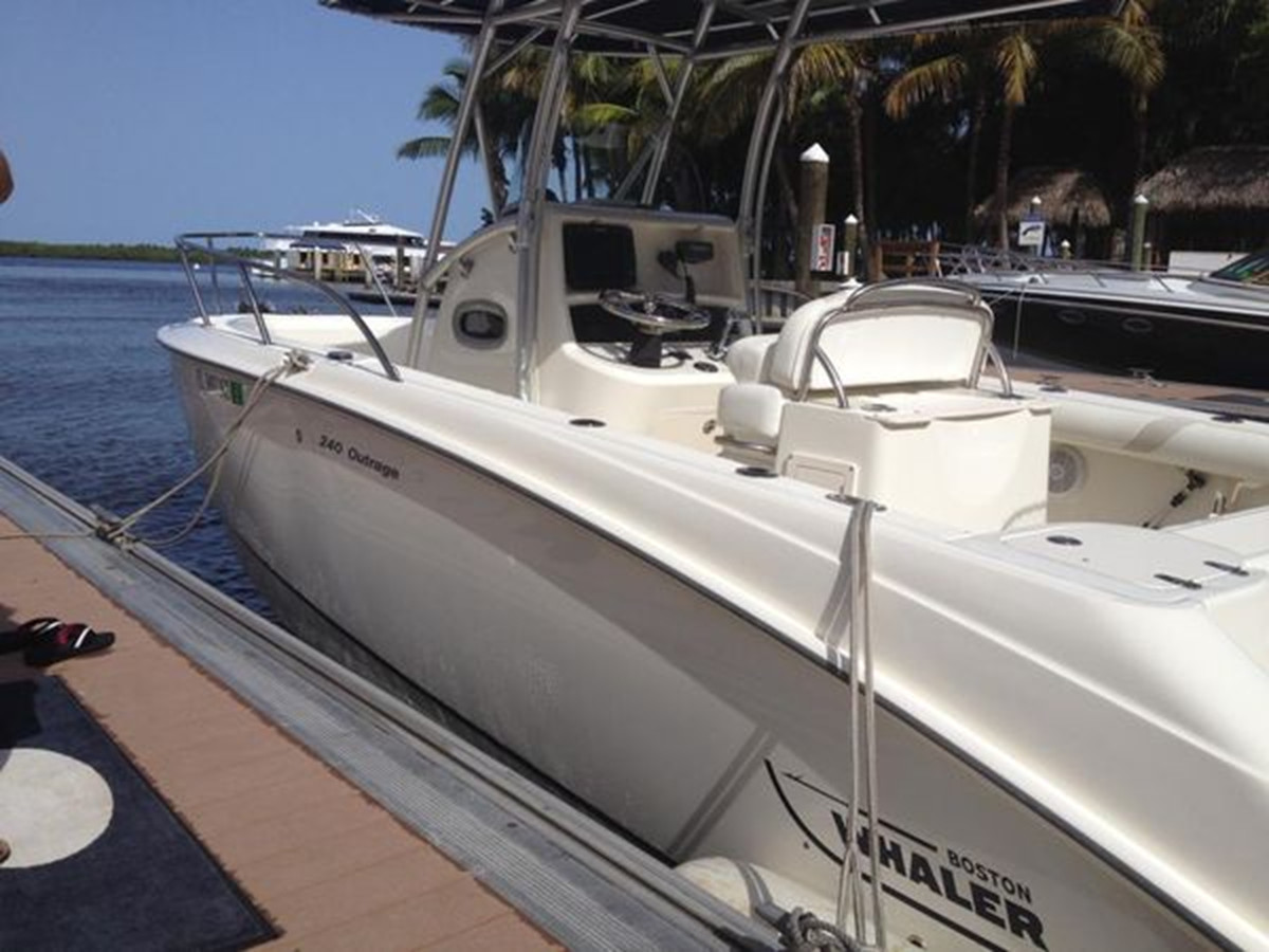 2007 BOSTON WHALER 240 OUTRAGE