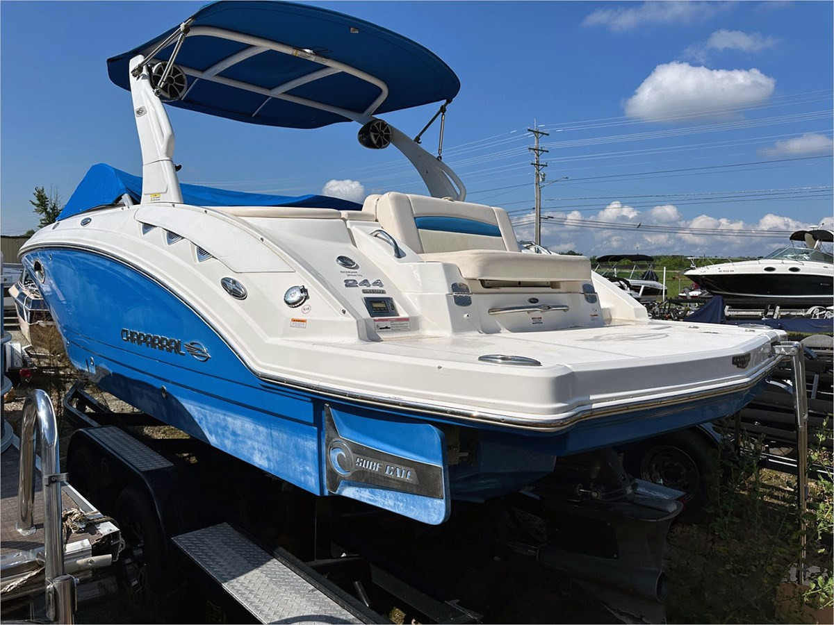 2017 CHAPARRAL SUNESTA SURF