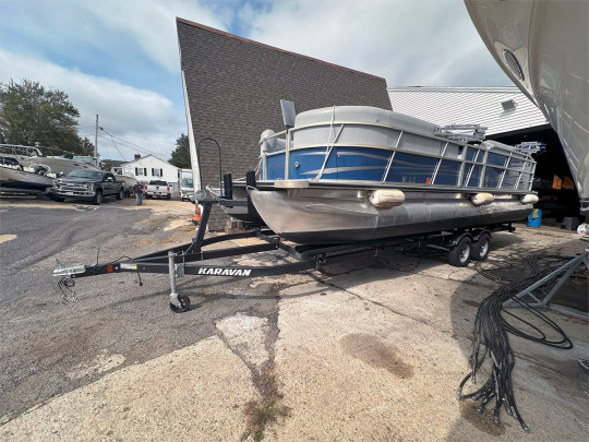 24' BENTLEY 2017 ENCORE 240 CRUISE SE