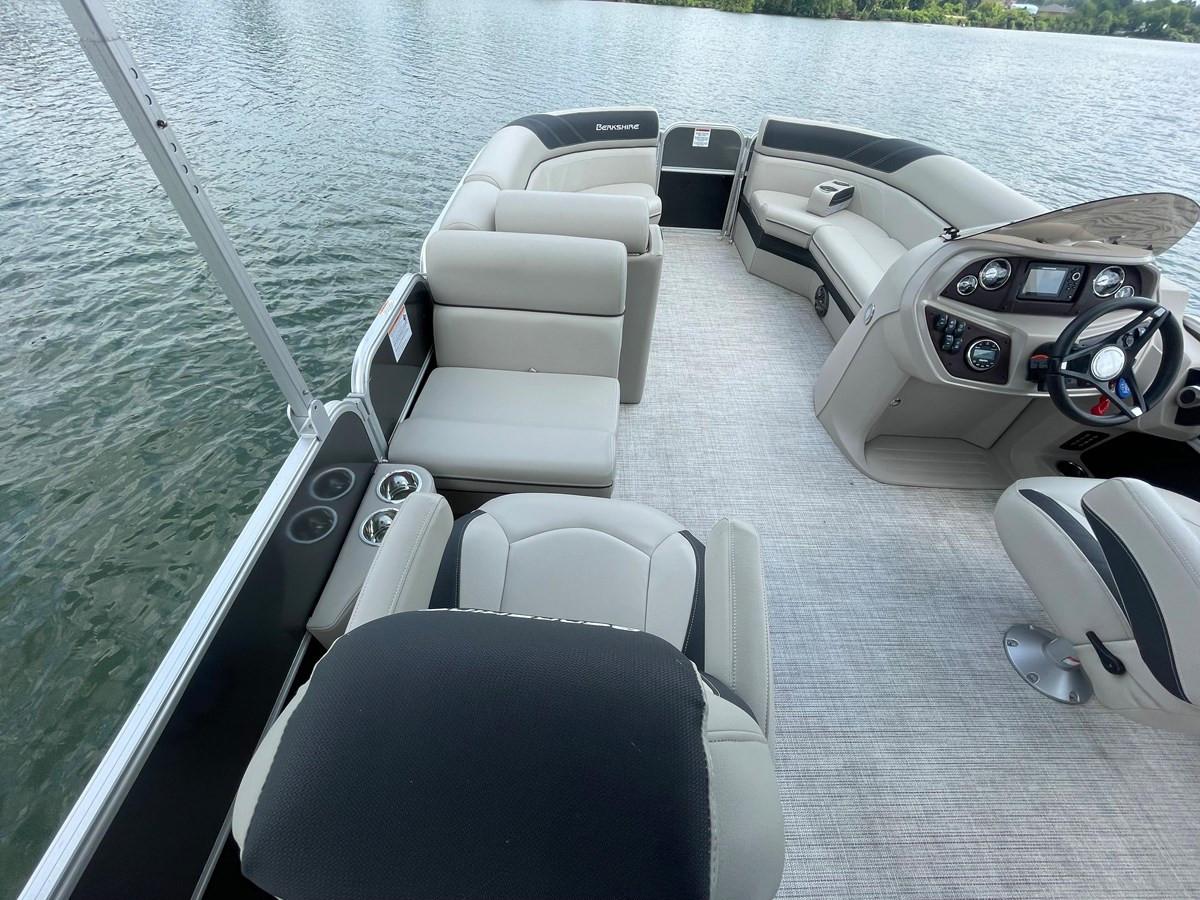 https://arconyachts.ams3.digitaloceanspaces.com/212067/conversions/large_4106642-optimize.jpg