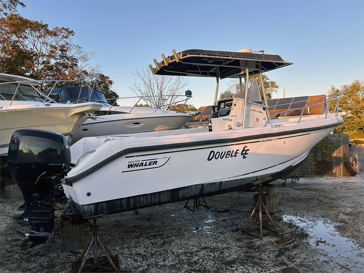 23' BOSTON WHALER 2000 OUTRAGE