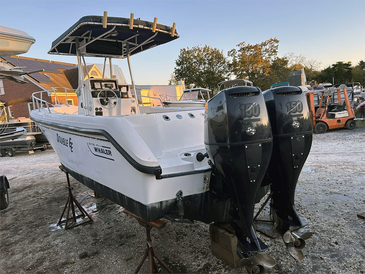 23' BOSTON WHALER 2000 OUTRAGE