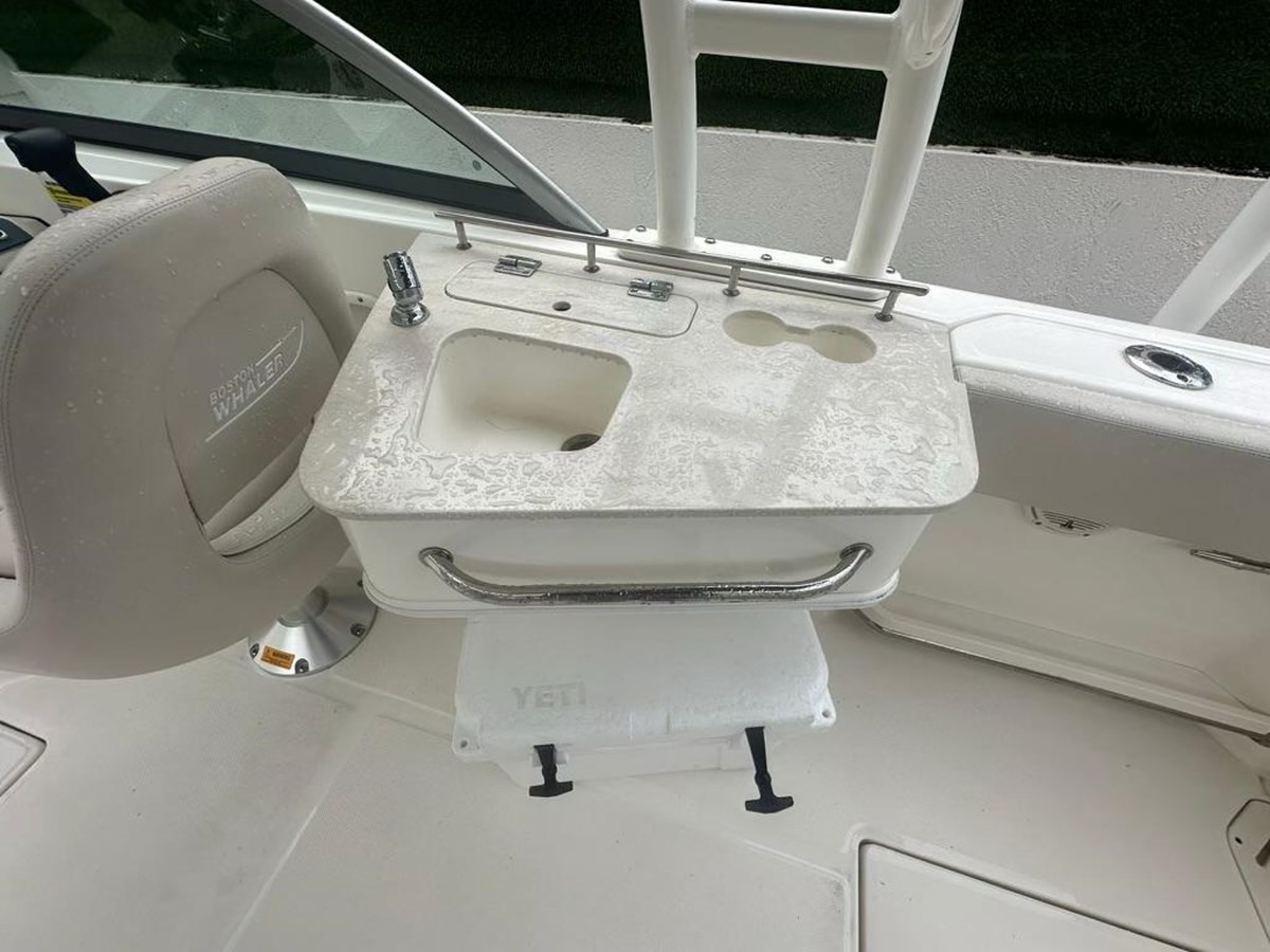 BOSTON WHALER 230 VANTAGE
