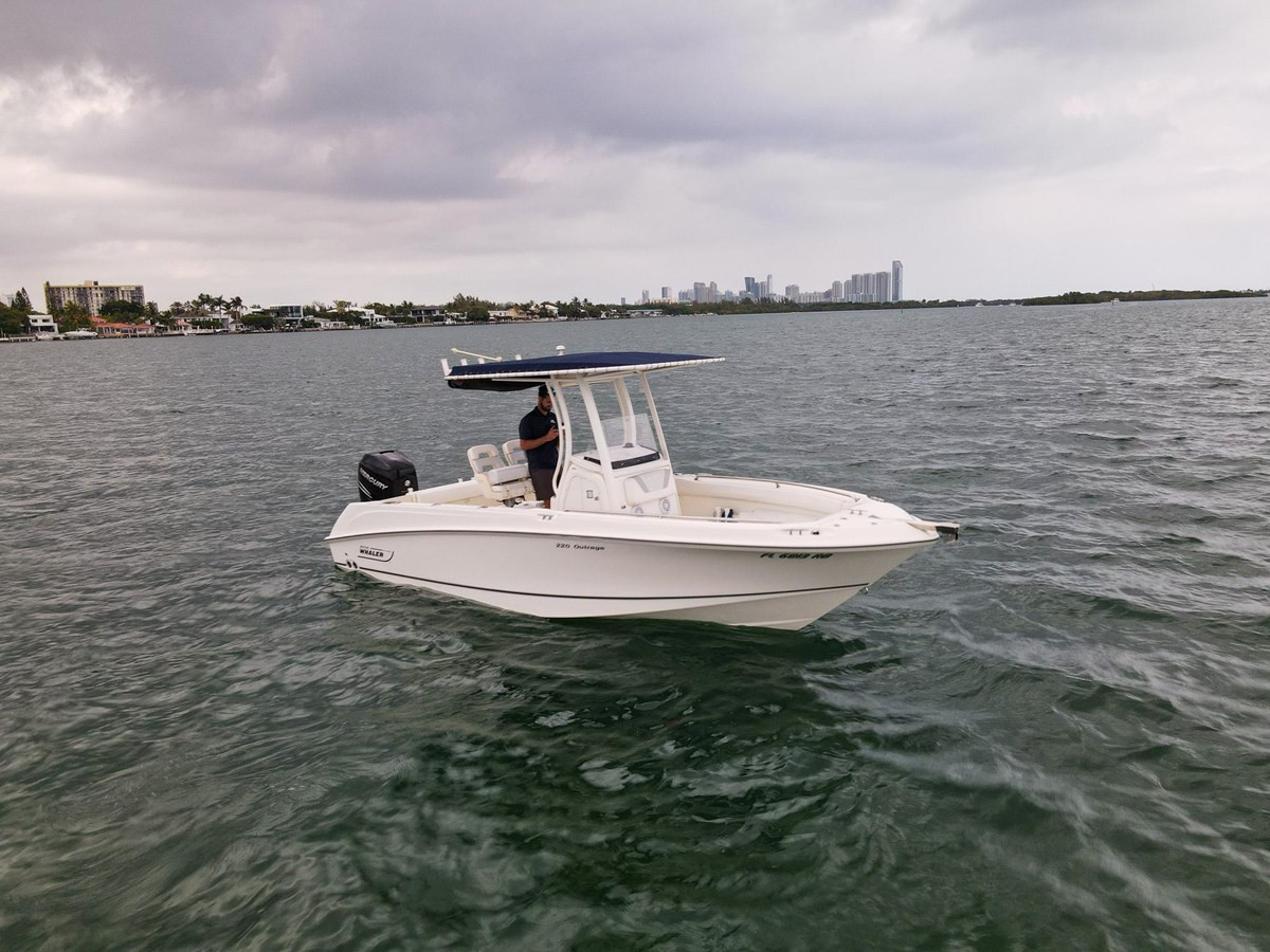 2015 BOSTON WHALER 220 OUTRAGE