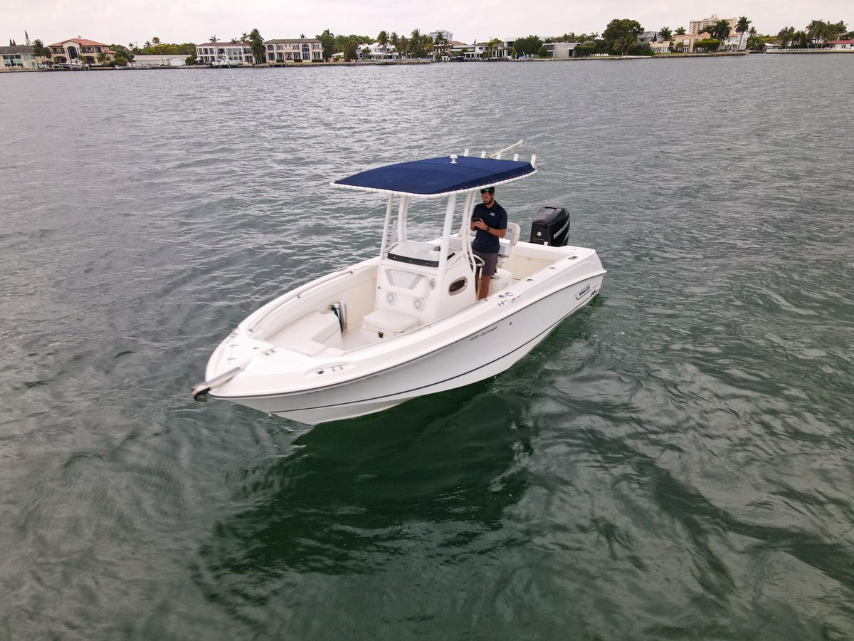 2015 BOSTON WHALER 220 OUTRAGE